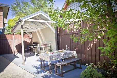 Lunch and dinner served, German cuisine