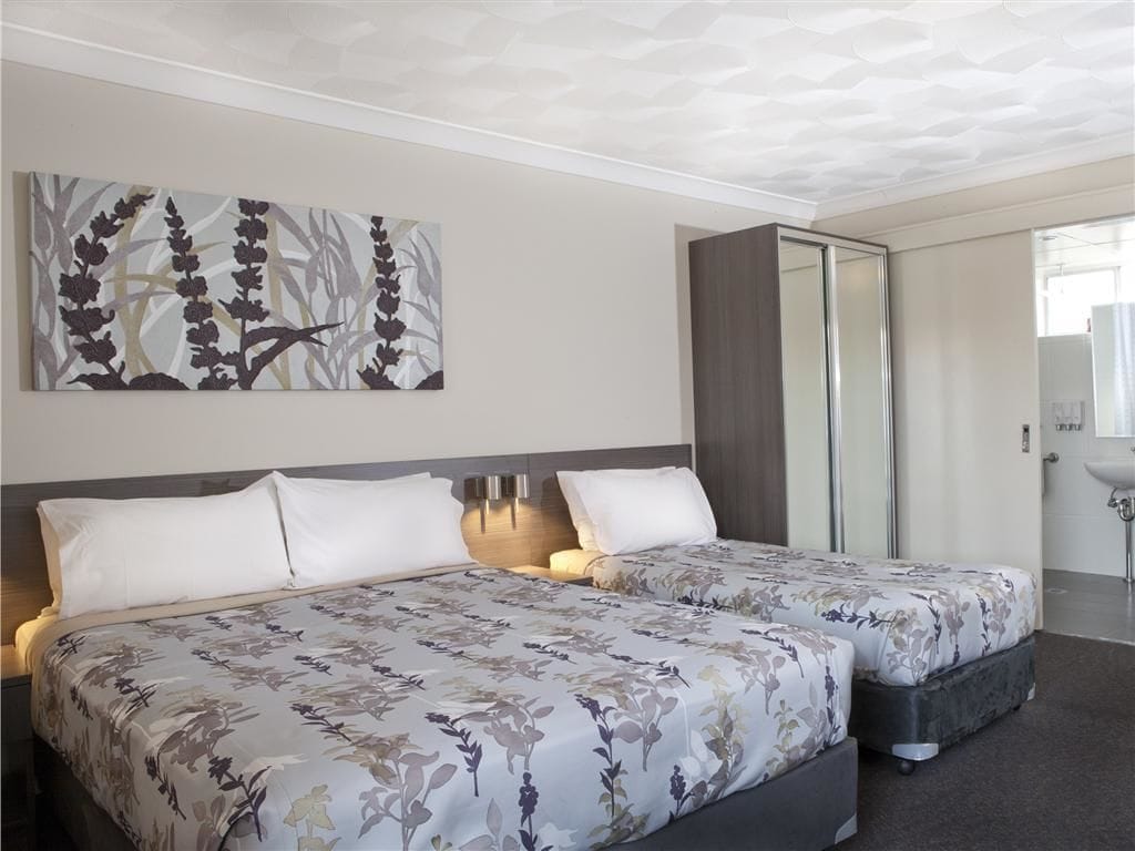 패밀리룸 | 각각 다른 스타일의 인테리어, 각각 다르게 가구 비치, 책상, 암막 커튼