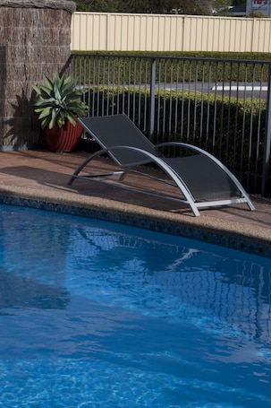 Outdoor pool. Narellan Motor Inn
