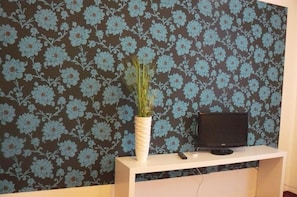 Egyptinpuuvillaiset lakanat, minibaari, tallelokero huoneessa