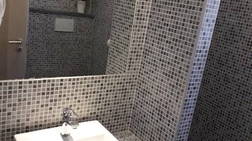 Set di cortesia gratuito, asciugacapelli, accappatoio, bidet