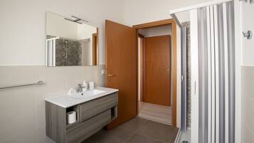 Triple Room, Private Bathroom | Bathroom | Shower, rainfall showerhead, free toiletries, hair dryer