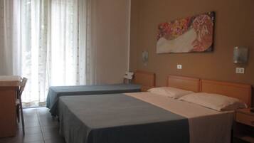 Chambre Triple | Coffres-forts dans les chambres, bureau, draps fournis
