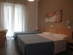 三人房 | 客房内保险箱、办公桌、床单