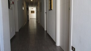 تلفزيون إل سي دي بحجم 28-بوصة يعرض قنوات تلفزيونية رقمية، تلفزيون