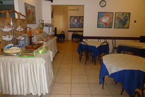 每日供应自助式早餐（每人 EUR 4）