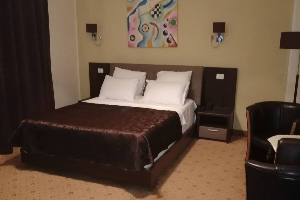 Triple Room | 1 bedroom, minibar, in-room safe, desk