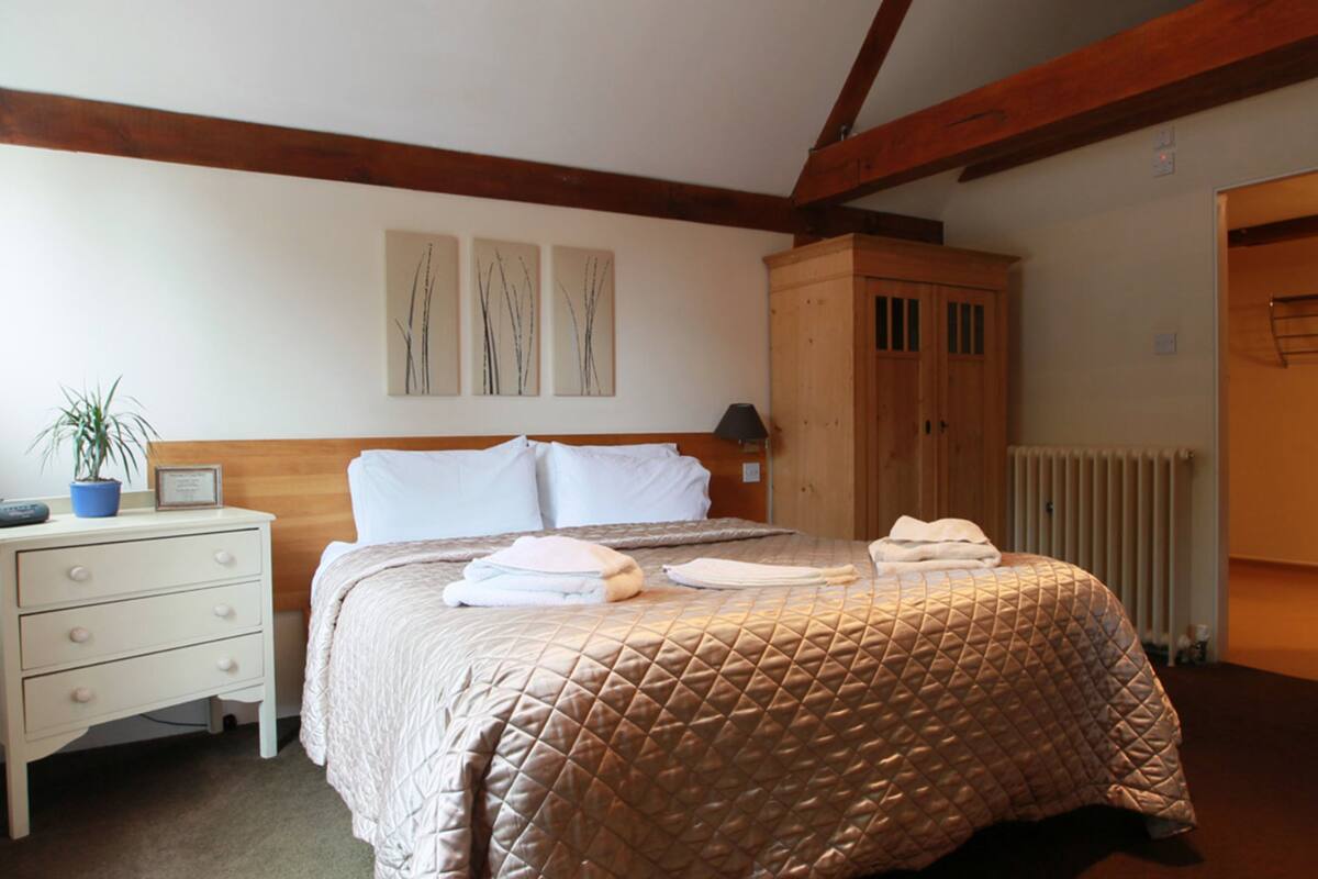 business twin room, 1 bedroom, garden view | 1 bedroom, premium bedding, minibar, laptop workspace