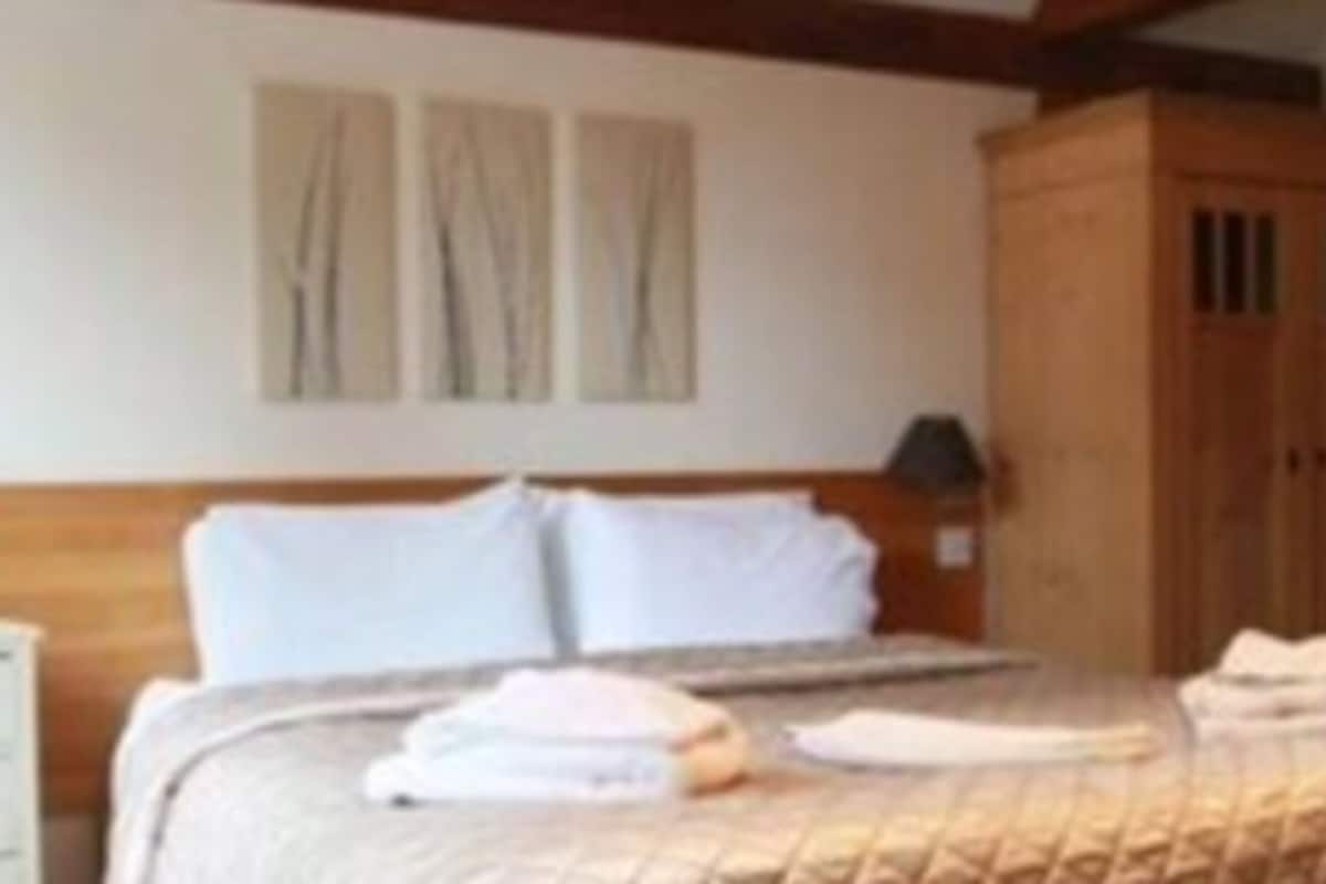 1 bedroom, premium bedding, minibar, laptop workspace