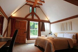 1 غرفة نوم وأغطية فراش متميزة وميني بار ومساحة عمل للكمبيوتر المحمول