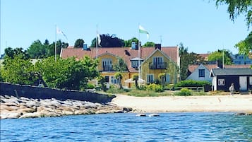 På stranden