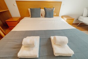 Kolmen hengen deluxe-huone, kylpyhuone makuuhuoneen yhteydessä | Ylelliset vuodevaatteet, Select Comfort -patjalliset sängyt