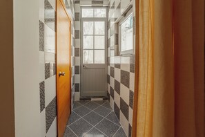 Neljän hengen economy-huone | Kylpyhuone | Suihku, sadesuihkupää, hiustenkuivaaja, pyyhkeet