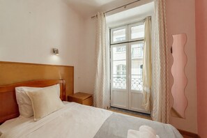 Quarto solteiro conforto, banheiro compartilhado | Roupas de cama premium, camas Select Comfort, cofres nos quartos