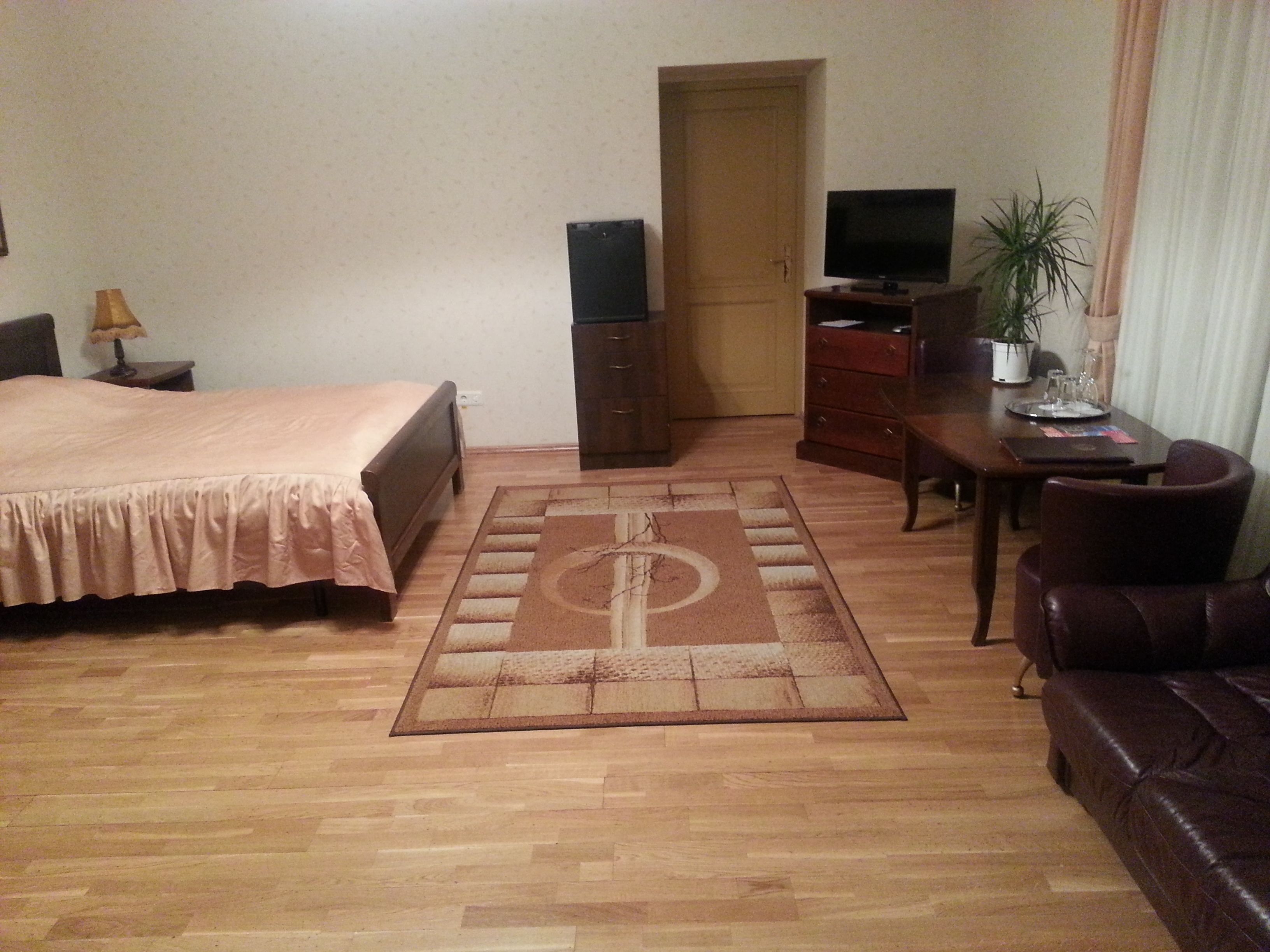 desk, rollaway beds, free wifi