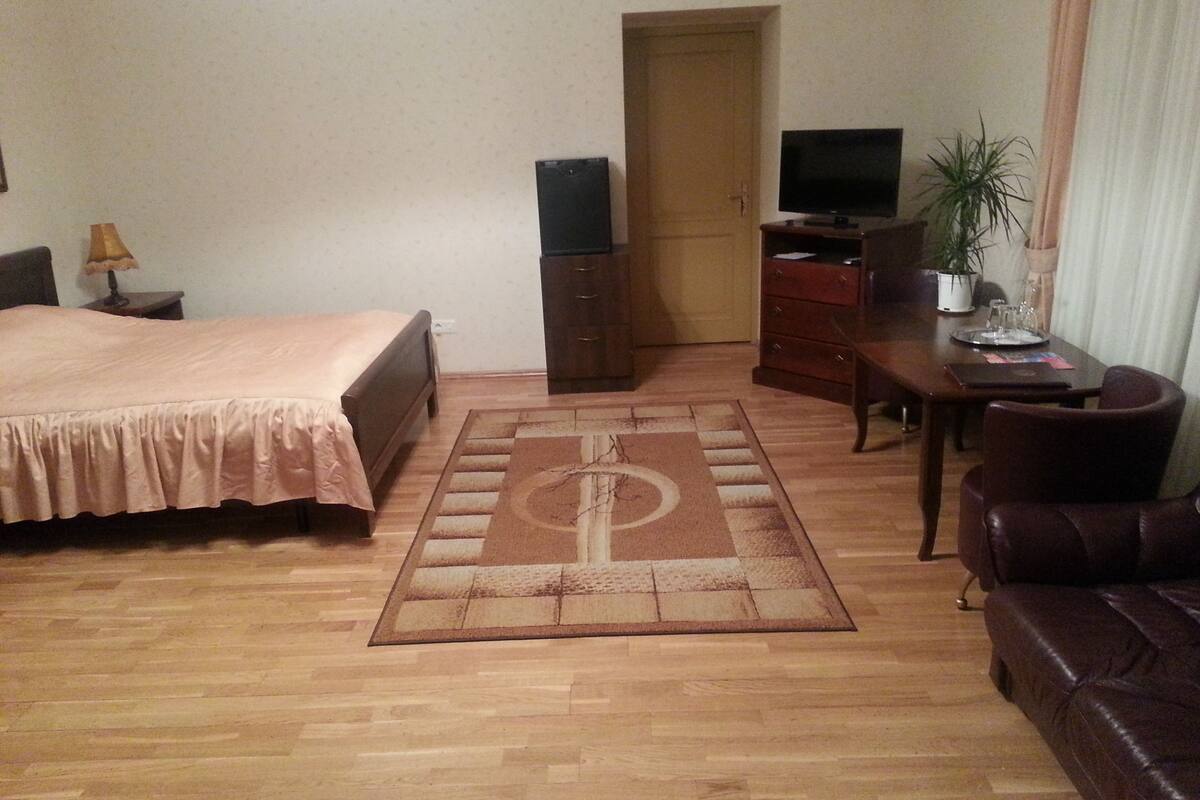 desk, rollaway beds, free wifi