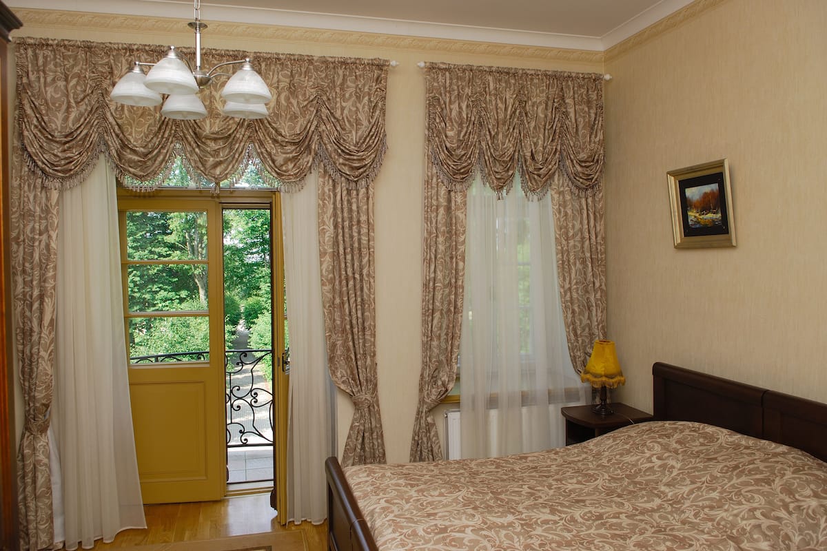Desk, rollaway beds, free WiFi