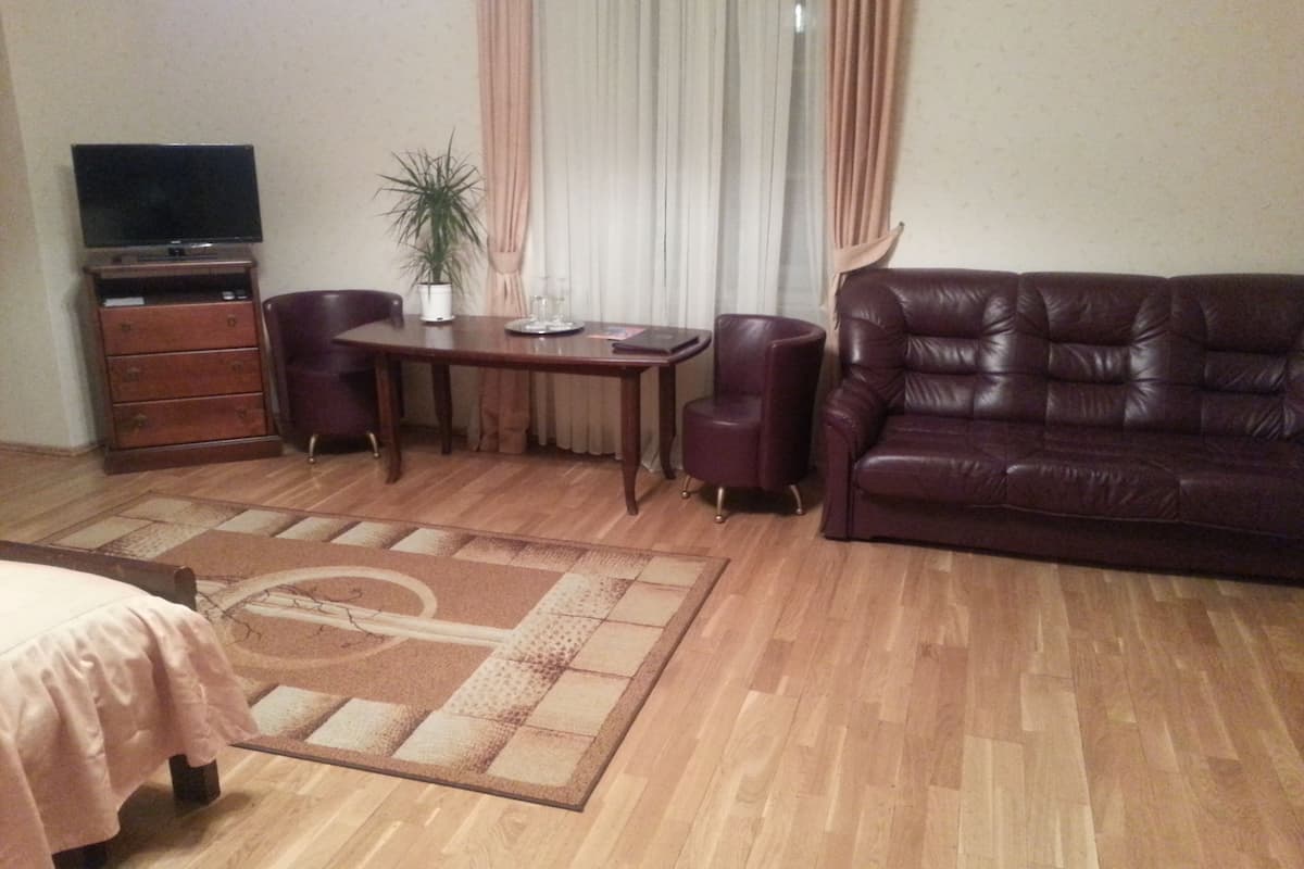 desk, rollaway beds, free wifi