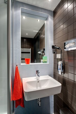 Douche, articles de toilette gratuits, sèche-cheveux