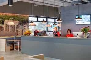 Reception - MEININGER Hotel Berlin Airport (Berlin)