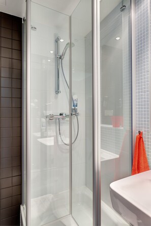 Superior Twin Room | Bathroom