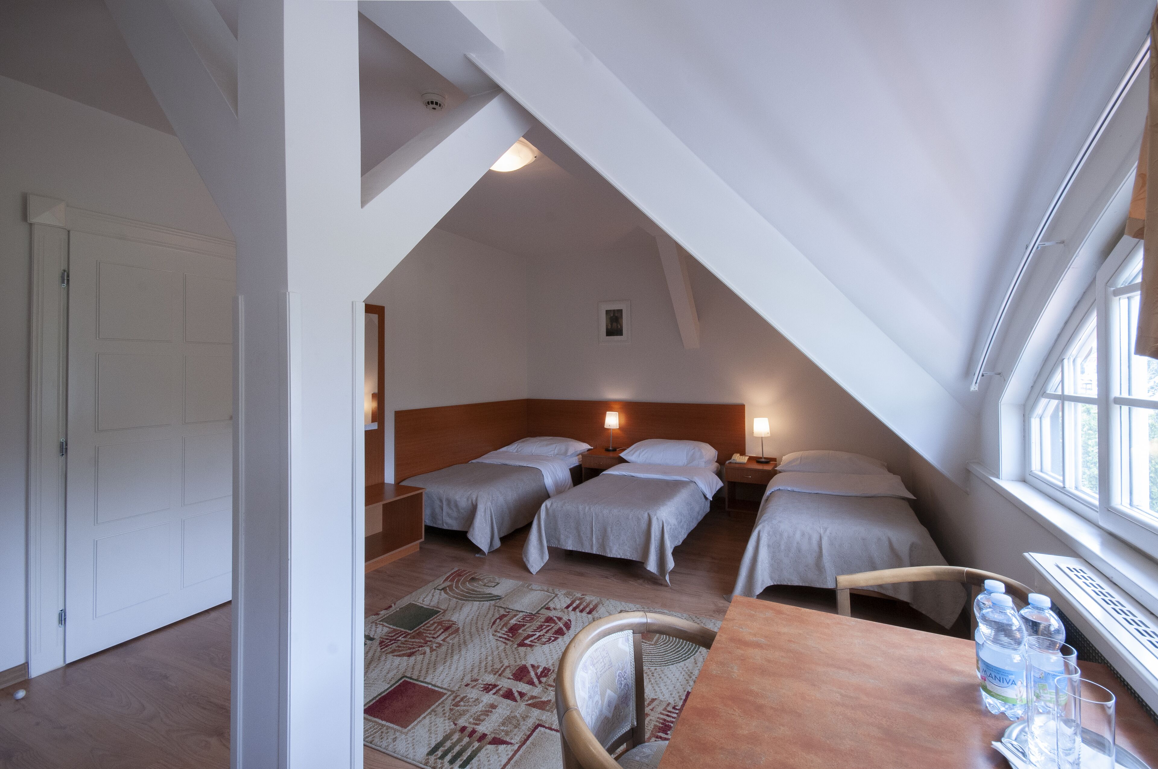 basic triple room | living area | tv