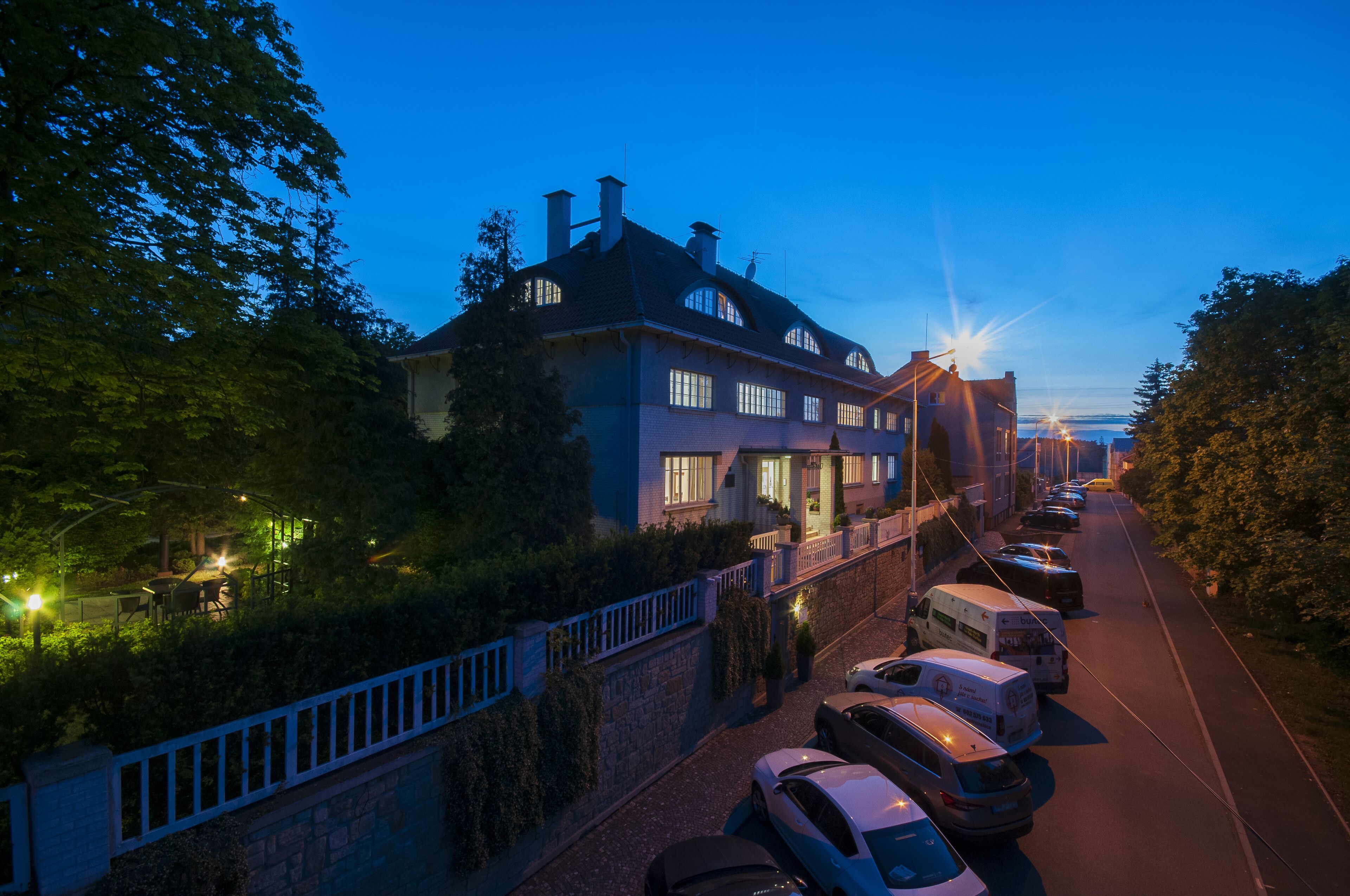 Overnatningsstedets facade – aften/nat