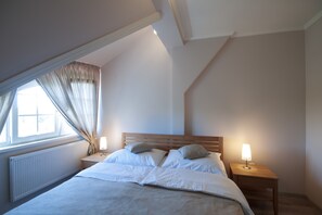 Decoración personalizada, muebles diferentes y cortinas blackout 