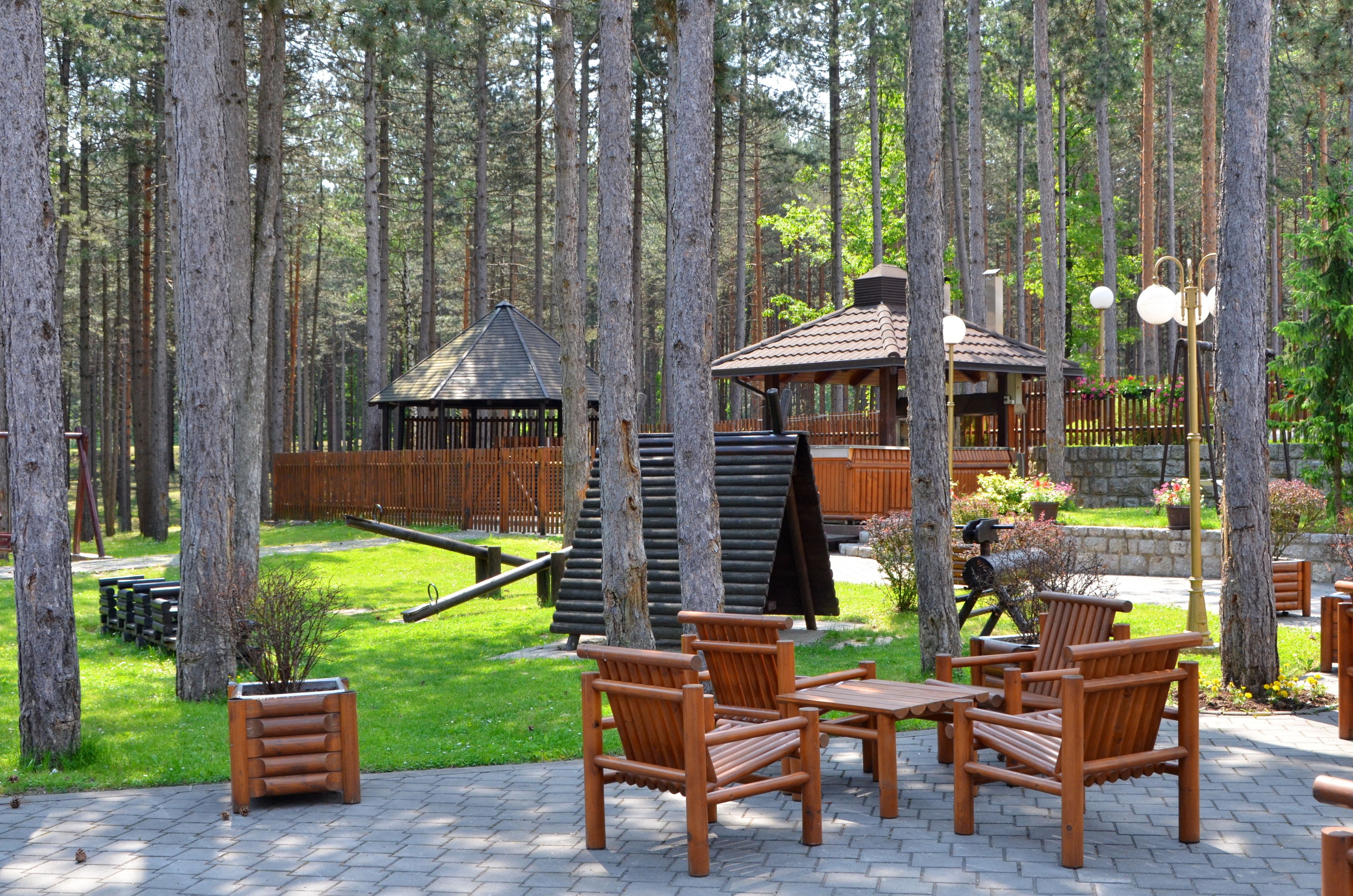 Lasten leikkialue ulkona