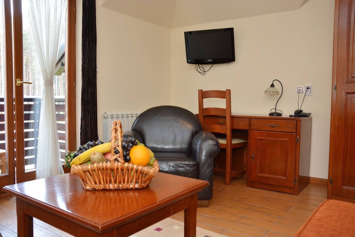 Minibar, in-room safe, blackout drapes, cribs (free)