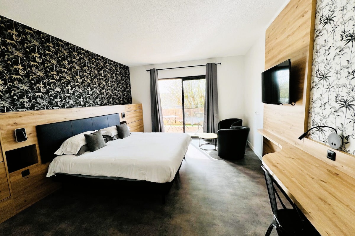 deluxe double or twin room, ensuite | 1 bedroom, in-room safe, individually decorated, desk