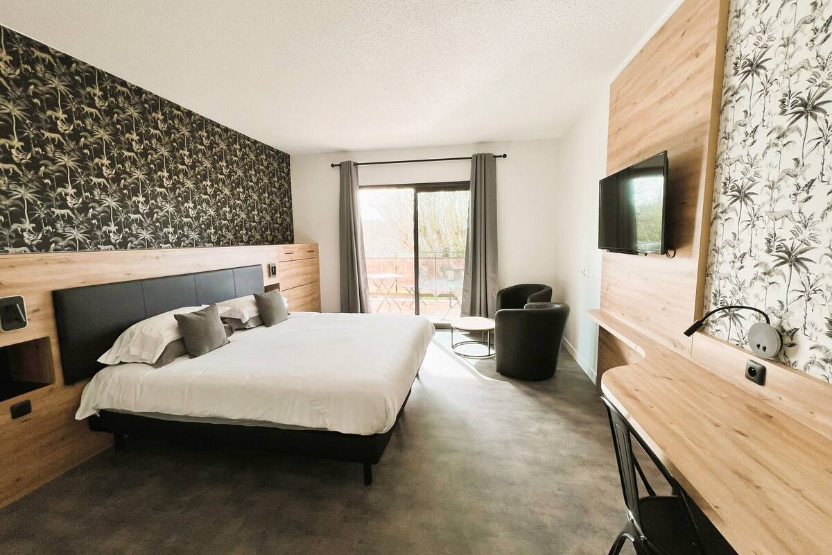 deluxe double or twin room, ensuite | 1 bedroom, in-room safe, individually decorated, desk