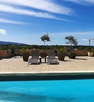 季节性开放的室外游泳池，日光浴躺椅