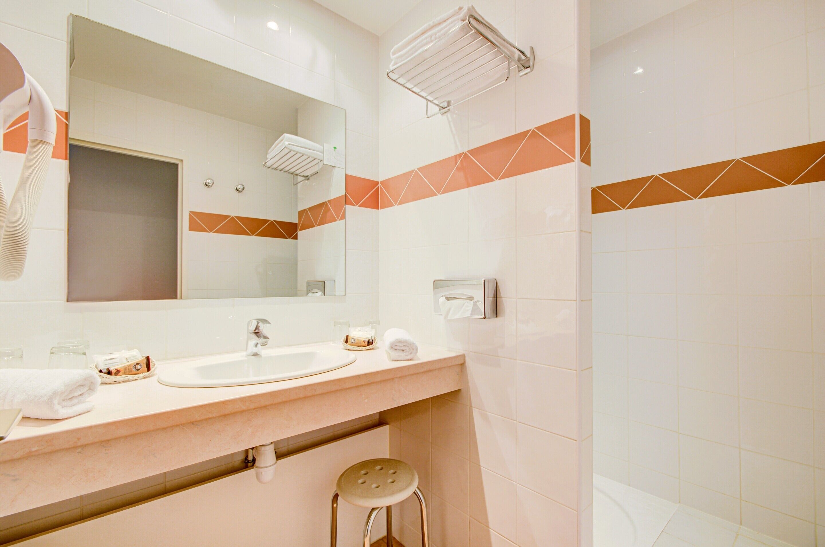 family room, 2 bedrooms | bathroom | free toiletries, hair dryer, towels