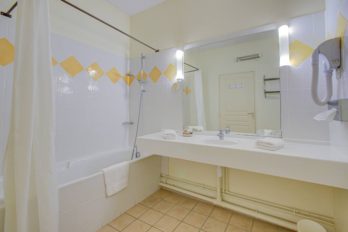 deluxe double or twin room, ensuite | bathroom | free toiletries, hair dryer, towels