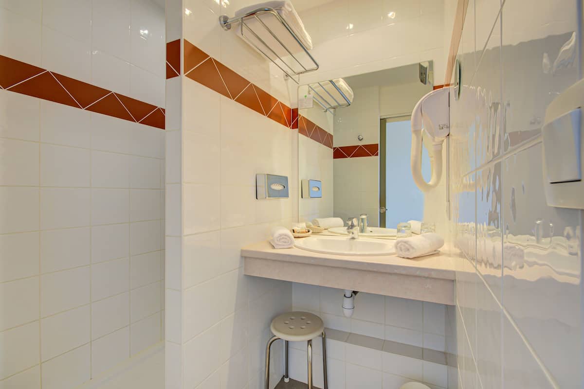 comfort double or twin room, balcony | bathroom | free toiletries, hair dryer, towels