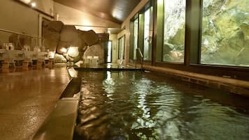 Bañera de hidromasaje cubierta