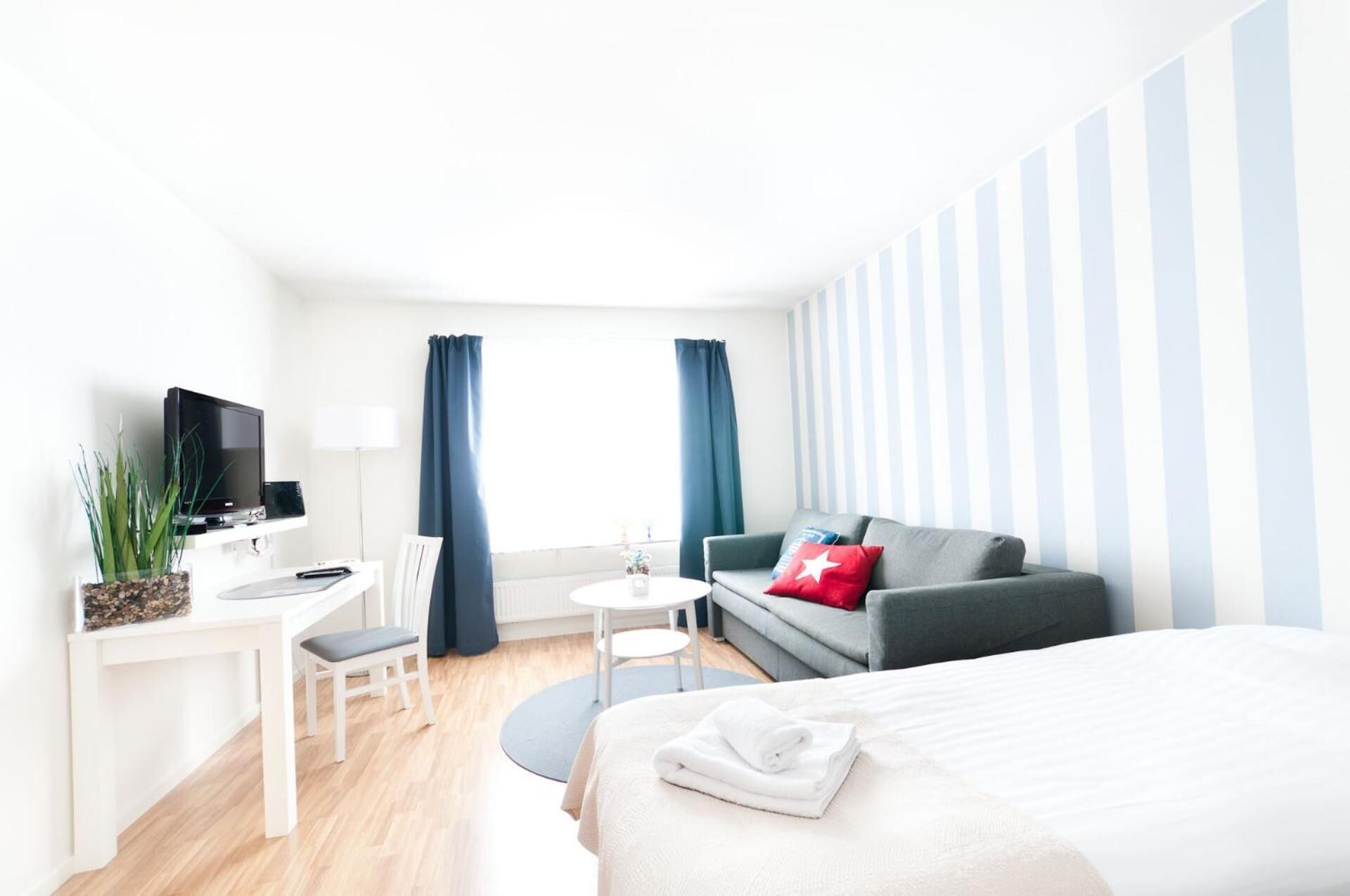 Värdeförvaringsskåp på rummet, skrivbord och mörkläggningsgardiner