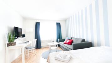 Värdeförvaringsskåp på rummet, skrivbord och mörkläggningsgardiner