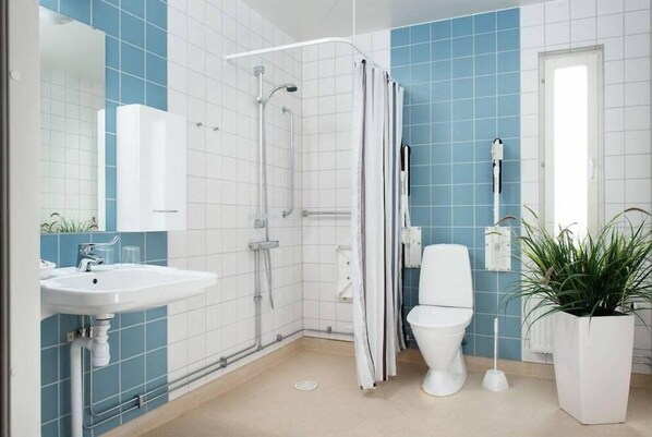 Shower, free toiletries, hair dryer, towels - Attendo Park Hotell (Huddinge)
