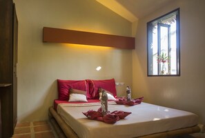 Suite, 1 letto king (Deluxe) | Biancheria da letto di alta qualità, minibar, una cassaforte in camera