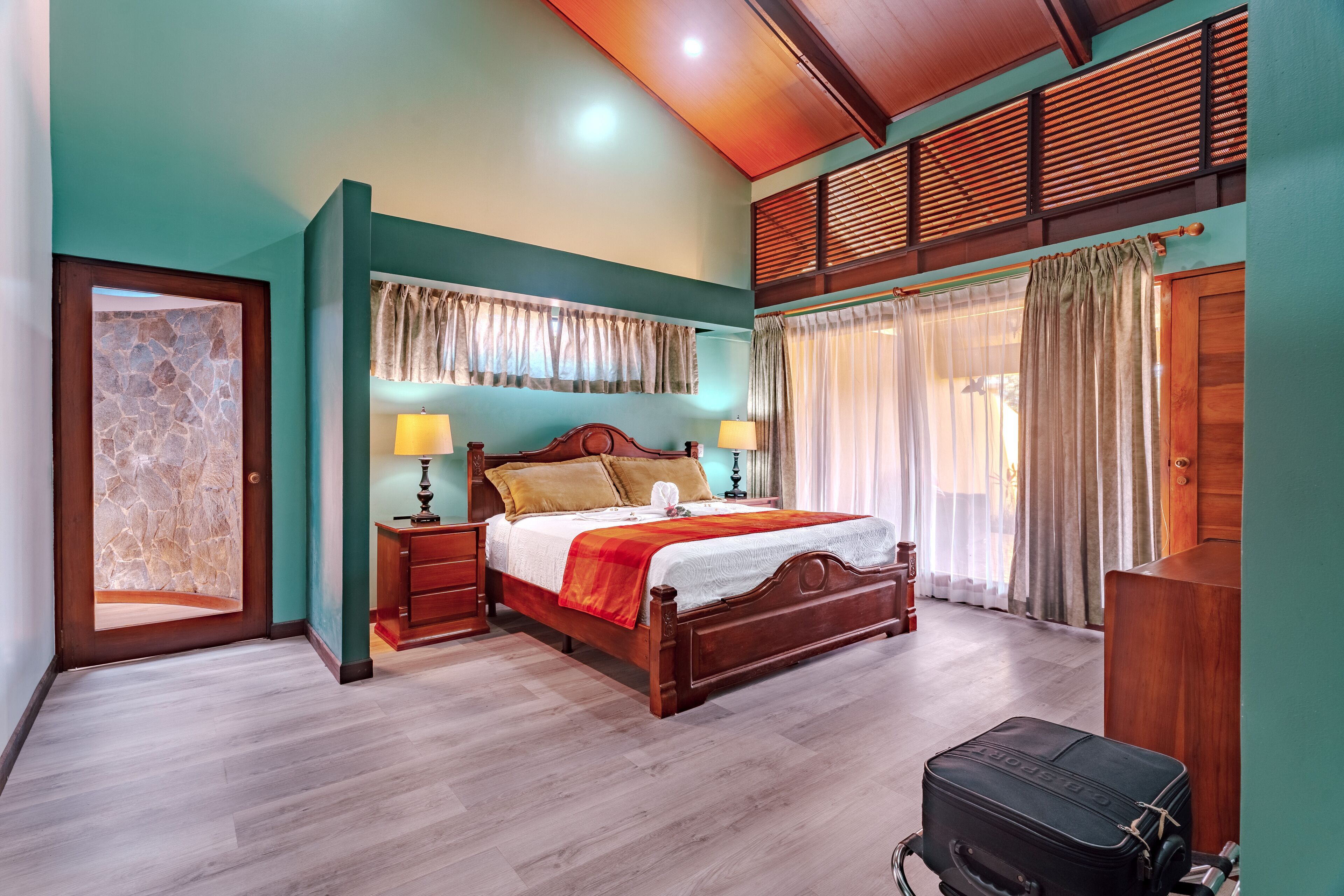 suite, 1 king bed | down duvets, minibar, in-room safe, desk