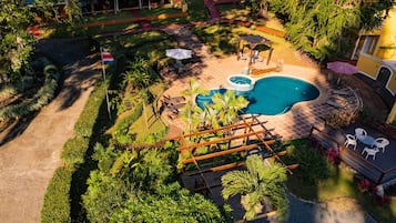 Piscine extérieure, chaises longues