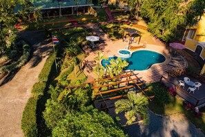 Utendørsbasseng og solsenger