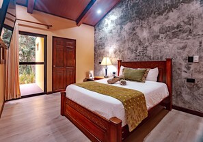 Rom – standard (1 Queen Bed) | Dundyner, minibar, safe på rommet og skrivebord