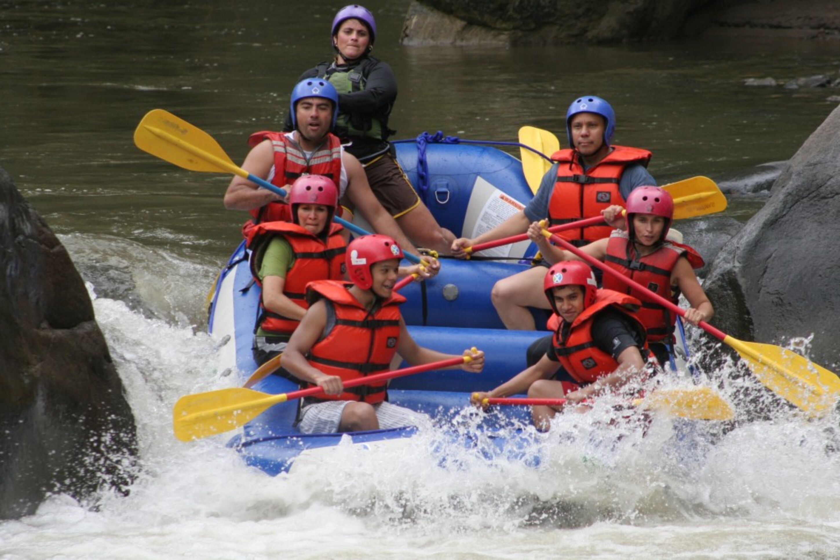 Un grupo de personas en una balsa navegando por un río.