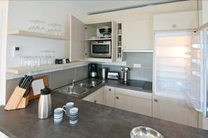 Private kitchen - Residence Hôteliere la Cerisaie (Saulx-les-Chartreux)