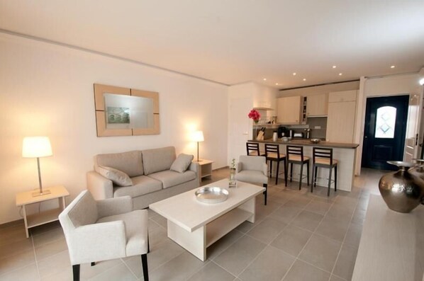 LCD TV, iPod dock - Residence Hôteliere la Cerisaie (Saulx-les-Chartreux)