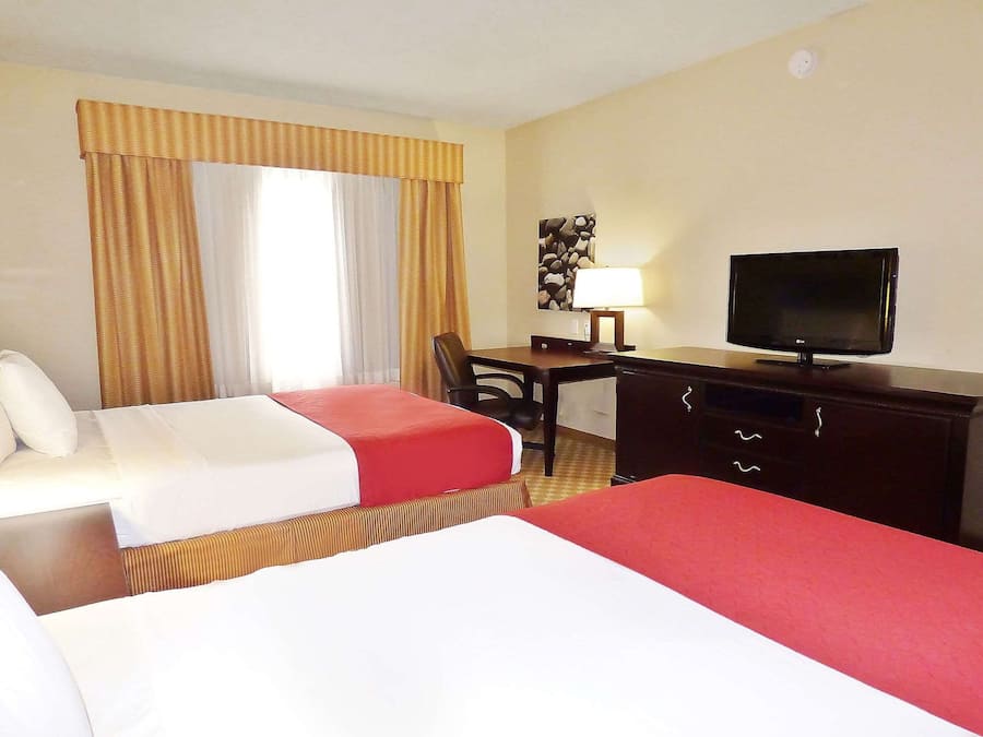 Hypo-allergenic bedding, in-room safe, desk, blackout curtains
