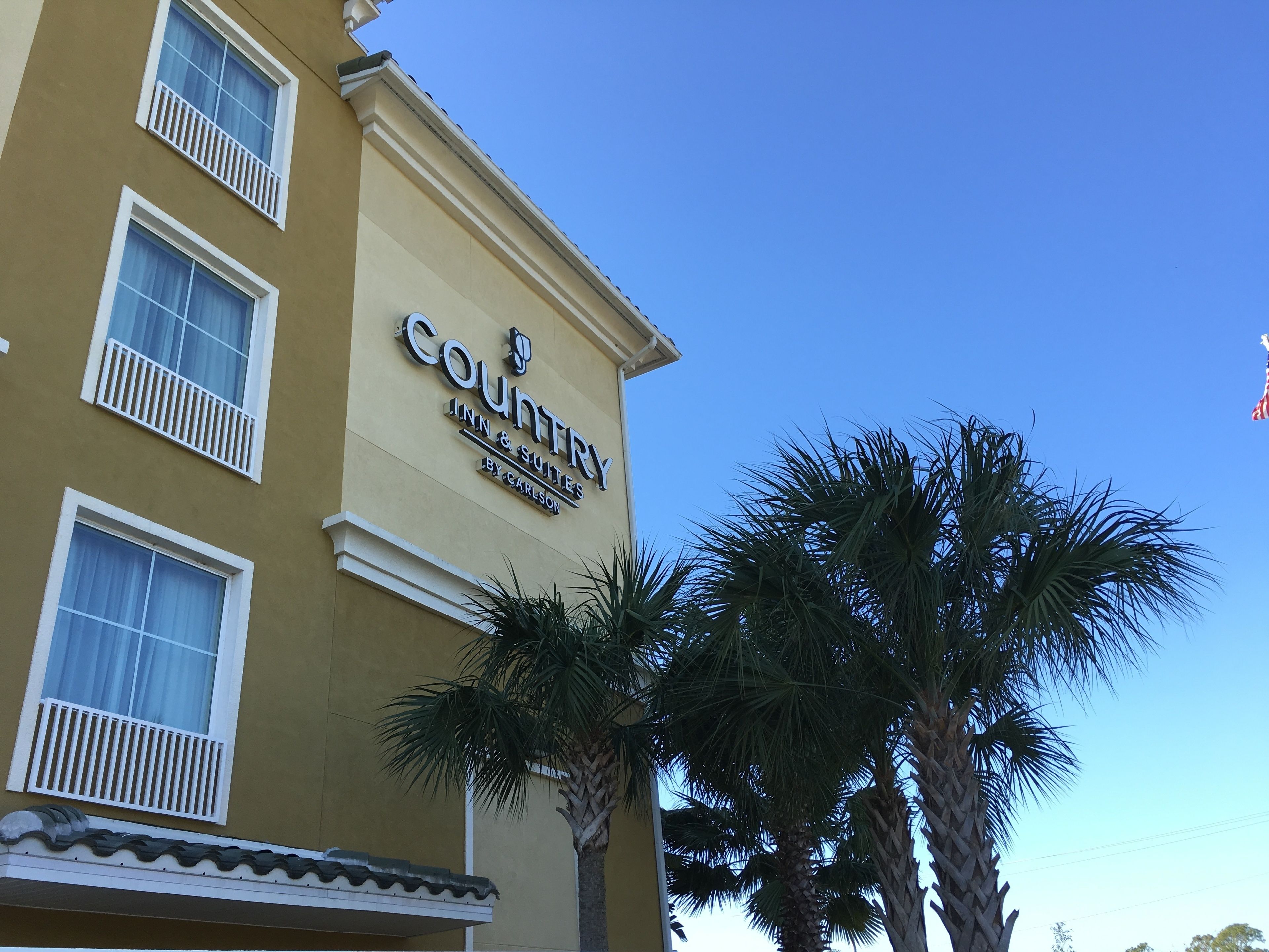 A building with a sign that reads "Country Inn & Suites by Carlson".
